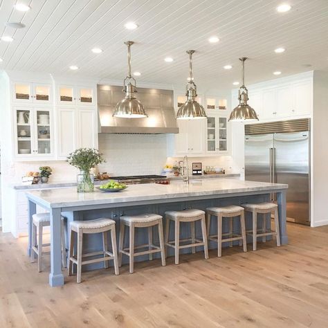 A long kitchen island like this one is a great idea if you're looking for kitchen ideas or kitchen remodel tips that allow you to better entertain! With five seats down the side and a seat on each end, this island offers plenty of extra seating. Model Dapur, House Big, Kabinet Dapur, Kitchen Island Decor, Large Kitchen Island, Modern Kitchen Island, Kitchen Island With Seating, Kitchen Corner, Diy Kitchen Island