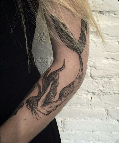 Dark Mermaid Tattoo, Siren Tattoo Goddesses, Serious Tattoos, Vintage Mermaid Tattoo, Silly Tattoos, Siren Tattoos, Rib Tattoos For Guys, Trippy Tattoo, Siren Tattoo