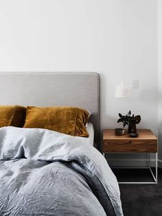 grey sheets, white light, wooden side table, grey headboard, brown pillows Brown Headboard, Minimalist Dekor, Grey Headboard, White Headboard, Top Diy, Relaxing Bedroom, Ideas Hogar, Diy Headboard, Trendy Bedroom