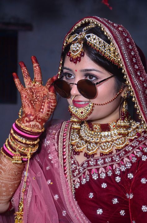 Sadi Pose Indian Fashion, New Dulhan Pose, Wedding Dulhan Pose, Wedding Dulhan, Marriage Girl, Mehendi Photography, Poses Bride, Indian Bride Poses, Indian Bride Photography Poses