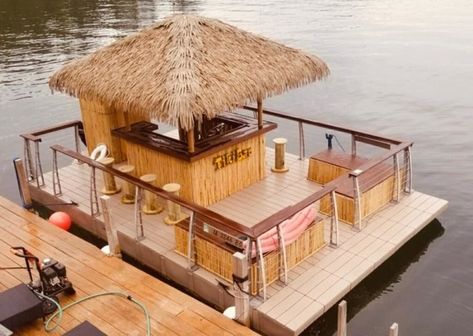 Tiki Bar Boat, Diy Tiki Bar, Floating Tiki Bar, Pontoon Boat Party, Tropisk Fest, Floating Bar, Boat Bar, Party Barge, Floating Boat