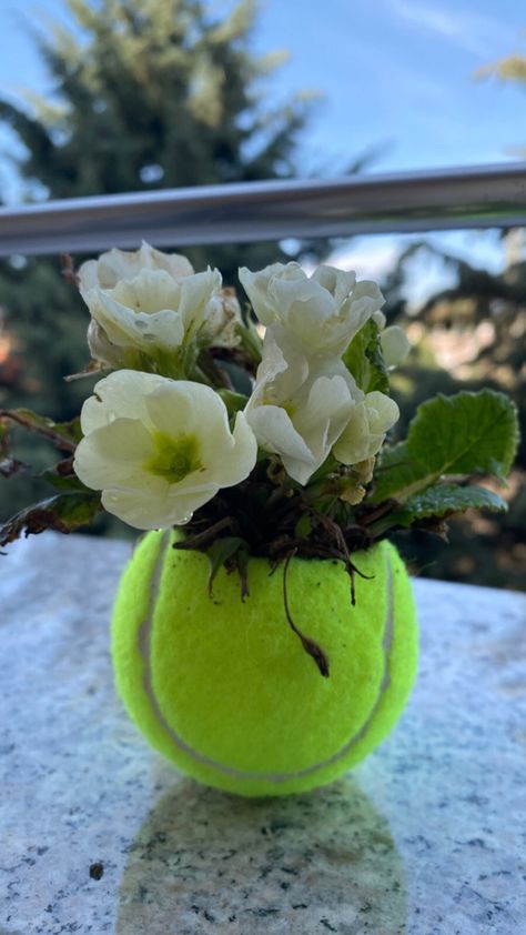 Tennis Party Centerpieces Ideas, Diy Tennis Gifts Ideas, Tennis Party Decorations Diy, Tennis Floral Arrangement, Tennis Party Centerpieces, Tennis Table Centerpieces, Tennis Ball Centerpieces Diy, Tennis Ball Decorations, Diy Tennis Ball Ornaments