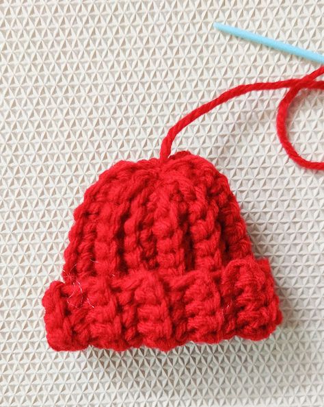 Raji's Craft Hobby: Easy and Quick Crochet Mini Hat Ornament Mini Beanie Crochet Pattern Free, Crochet Mini Hat Ornament, Crochet Mini Christmas Present, Small Hat Crochet, Mini Crochet Beanie, Small Santa Hats, Beanie Ornament Diy, Crochet Tiny Hat Free Pattern, Mini Crochet Santa Hat