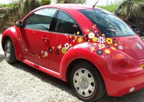 Volkswagen Beetle with Flower stickers Vw Beetle Flower, Pink Volkswagen Beetle, Vw Beetle Accessories, Vw New Beetle, Hippie Car, Bug Car, Volkswagen New Beetle, Car Deco, Beetle Car