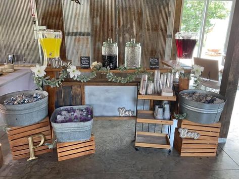 Galvanized Drink Tub Ideas Wedding, Galvanized Metal Wedding Decor, Galvanized Tub Wedding Ideas, Rustic Bar Wedding Ideas, Beer Tubs For Wedding, Galvanized Tub For Drinks At Wedding, Rustic Bar For Wedding, Rustic Wedding Food Table Decor, Rustic Backyard Wedding Reception