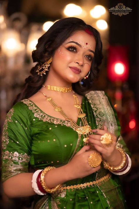 Bengali Saree Makeup Look, Bengali Bridal Jewellery Gold, Bengali Saree Traditional, Bengali Makeup Look, Bengali Reception Bridal Look, Banarasi Saree Look For Wedding, Bengali Bride Reception Look, Candid Quotes, Bride Shoot