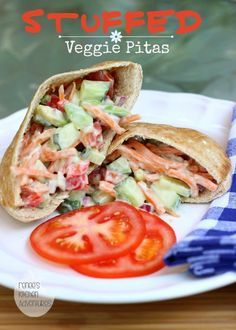 Stuffed Veggie Pitas: healthy and delicious lunch or light dinner! #veggie Veggie Pita, Pita Pocket Recipes, Zucchini Feta, Pita Pockets, Delicious Lunch, God Mat, Light Dinner, Yummy Lunches, Meatless Meals