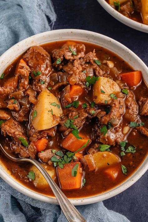 This crowd-pleasing Vegan Beef Stew is made with a full-bodied broth, tender vegan "beef" pieces, and hearty potatoes. Naturally vegan and can be made gluten-free! Vegetarian Beef Stew, Vegan Beef Stew, Vegan Stews, Vegan Stew Recipes, Stew Dinner, Vegetarian Stew, Vegan Beef, Soy Curls, Vegan Stew