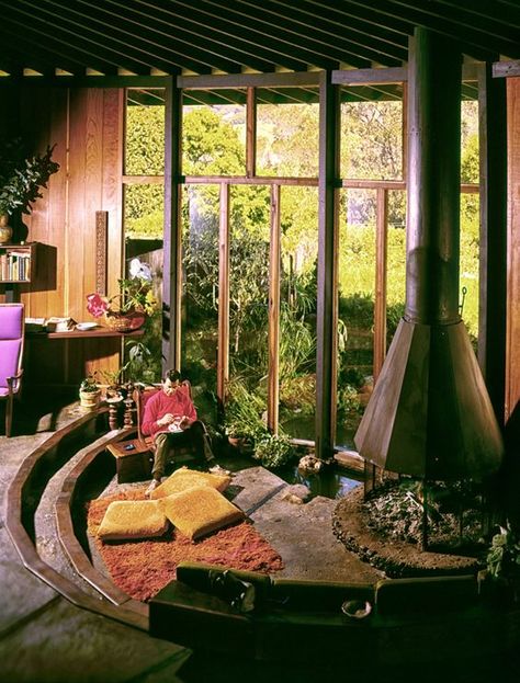 Conversation Pit Living Room, 70s Interior Design, 80s Interior, 70s House, 70s Interior, Earthship Home, Retro Interior Design, Sunken Living Room, 70s Home