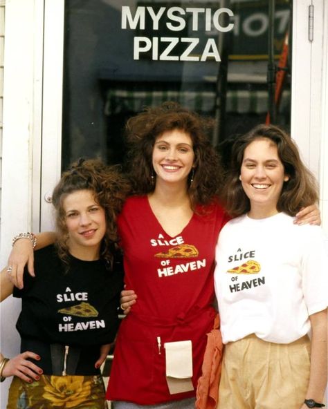 @viintageheart shared a photo on Instagram: “🍕✨Lili Taylor, Julia Roberts and Annabeth Gish photographed during the movie 'Mystic Pizza', 1988. • • • • • • •#juliaroberts #lilitaylor…” • Nov 2, 2021 at 5:59pm UTC Julia Roberts Mystic Pizza, Lili Taylor, Annabeth Gish, Mystic Pizza, Romper Room, Shirley Jones, Mary Tyler Moore, Fall Feels, Robin Williams