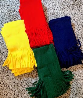 Lisa's Carolina | Handmade: DIY Fleece Scarf Tutorial | super easy, quick no-sew project Fleece Scarves Diy, Diy Fleece Scarf, Occ Projects, Fleece Scarf Pattern, Diy Scarfs, Sew Scarf, Fleece Diy, No Sew Scarf, Fleece Sewing