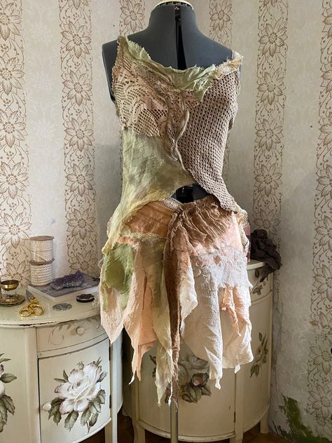 the leaf witch 🧙 This is a really cute top made with recycled jersey & laces 🍂 and with plantdyed organic cotton 🌱 different shades in yellow, cream, brown and green are such a leafy fairy dream ✨ This top is for size M & L Visit my website for ALL MY PRODUCTS: https://www.drachenglut.at/shop/ Renn Faire Costume Fairy, Nymph Outfits, Earth Fairy Costume, Forest Fairy Aesthetic Clothes, Faerie Outfit, Fairy Inspired Outfit, Leaf Outfit, Fairy Aesthetic Clothes, Fairy Rave Outfit