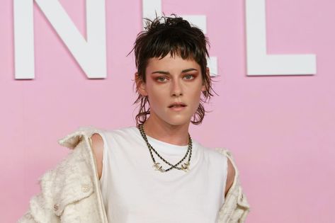 Kristen Stewart Short Hair, Kristen Stewart Chanel, Kristen Stewart Hair, San Myshuno, Monochrome Makeup Look, Mullet Haircut, Short Sassy Hair, Edgy Short Hair, Punk Hair