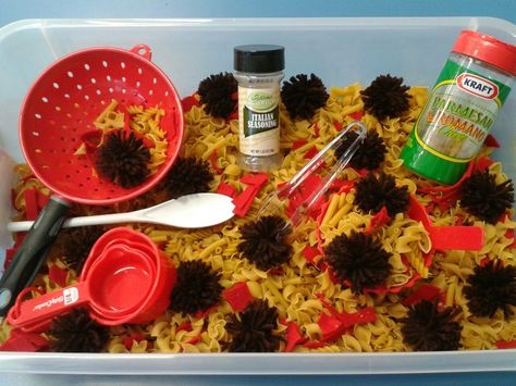 "pasta dinner" sensory bin: uncooked pasta (any kind except spaghetti because it easily breaks), brown pom poms, colanders, empty parmesan cheese containers, spoons, etc. Pasta Sensory Bin, Spaghetti Ideas, Sensory Bin Ideas, Toddler Sensory Bins, Sensory Tubs, Sensory Tub, Restaurant Themes, Toddler Sensory, Sensory Boxes