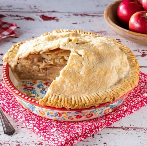 homemade apple pie recipe Best Apples For Baking, Apple Pie Recipe Homemade, Perfect Apple Pie, Buttery Pie Crust, Homemade Apple Pie, Classic Apple Pie, Apple Pie Recipe, Cooked Apples, Homemade Apple Pies