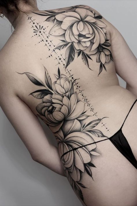 Tattoo Flowers Sleeve, Flower Ankle Tattoo, Floral Back Tattoos, Symmetrical Tattoo, Backpiece Tattoo, Flower Spine Tattoos, Tato Minimal, Back Piece Tattoo, Flower Tattoo Back