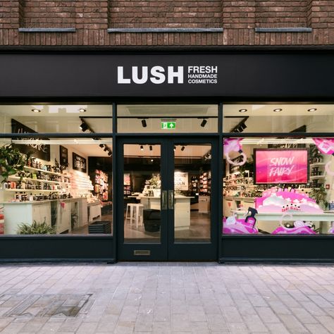 Lush Store Interior, Small Cosmetic Store Interior, Skincare Retail Store Design, Le Labo Store Retail Design, Perfume Retail Design, Lush Store, Retail Lighting, Handmade Cosmetics, Store Design Interior