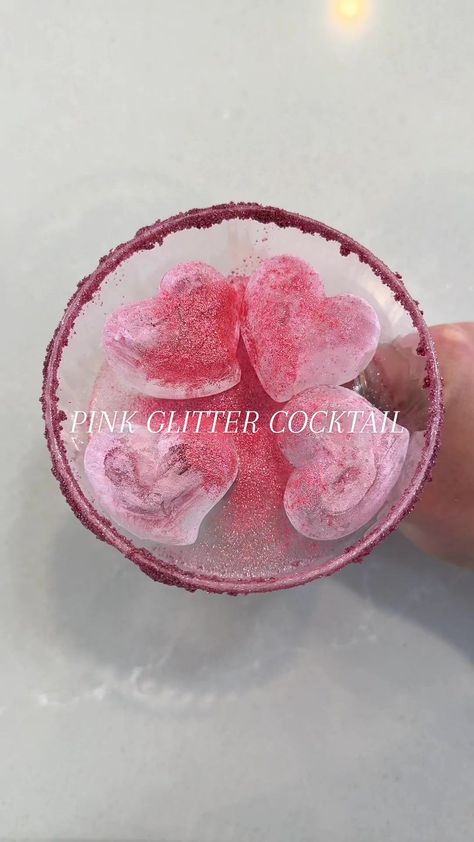 cocktail recipes Pink Glitter Cocktail, Cute Cocktails, Cocktail Pink, Girly Drinks, Alcohol Recipes, Sweet Sixteen, New Years Party, Pink Glitter, Cocktail Recipes