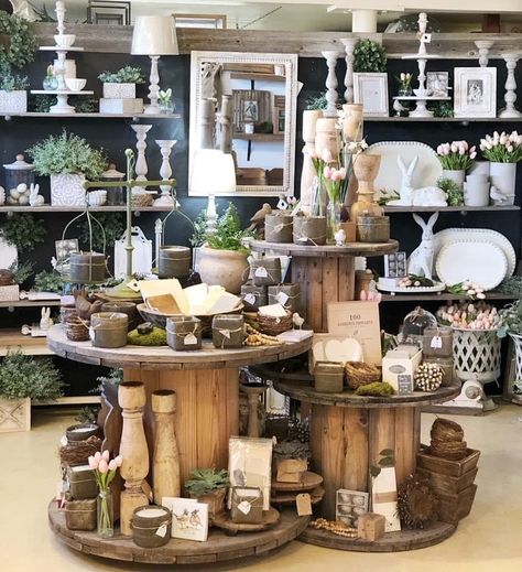 Home Decor Store Display, Woman Bedroom Ideas, Grown Woman Bedroom Ideas, Gift Shop Interiors, Boutique Store Displays, Gift Shop Displays, Vintage Booth Display, Antique Booth Displays, Flower Shop Design