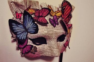 Hay una gran cantidad de diseños de mascaras de papel periodico, estas son una opción para crear disfraces o simplemente ser un elemento decorativo. Carnival Signs, Diy Carnival, Carnival Decorations, Mascaras Halloween, Carnival Food, Venetian Masks, Paper Mask, Carnival Masks, Masks Art