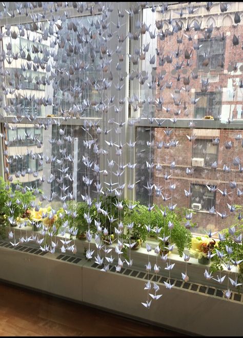 450 strands of white origami cranes hand like a snowy curtain ferns and peonies at base Origami Curtain, Crazy Houses, Origami Cranes, Easy Diy Room Decor, Room Goals, Diy Curtains, Simple Bedroom, Cute Room Decor, Decor Home Living Room