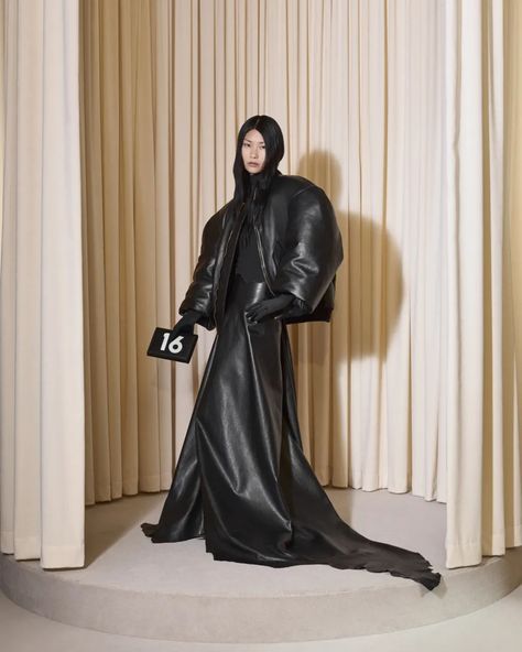 Balenciaga Fall 2024 Couture Fashion Show & Collection Review [PHOTOS] Fotografi Fesyen, Balenciaga Fashion Show, Leather Couture, Nyc Winter Outfits, Elie Saab Haute Couture, Balenciaga Fashion, Mode Shoes, Collection Couture, Fashion Show Images