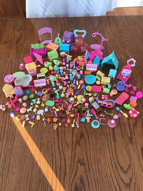 Littlest Pet Shop Accessories, Lps Earrings, Littlest Pet Shop 2000s, Lps Furniture, Lps House, Lps Houses, Toys Aesthetic, Random Accessories, Lps Sets