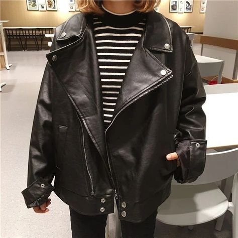 Girl leather jacket Moto Leather Jacket Outfit, Hoodie Leather Jacket, Coats Puffer, Jackets Outfit, Leather Aesthetic, Korean Winter Outfits, Fake Leather Jacket, Oversize Outfit, Jackets Vintage