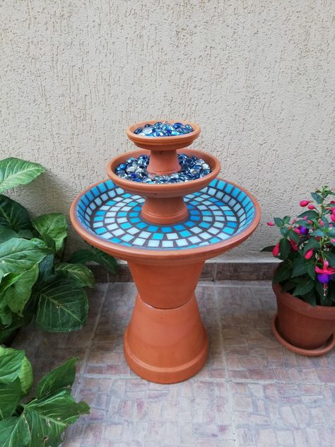 Bird Baths Homemade, Garden Fairy Costume, Garden River, River Rock Garden, Terra Cotta Pot Crafts Diy, Koti Diy, Lawn Landscape, Clay Pot Projects, Diy Bird Bath