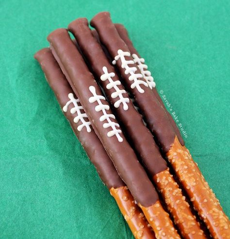 Chocolate Football Pretzel Rods Sandwich Vegetarian, Chocolate Footballs, Football Treats, Football Party Foods, Bowl Party Food, Chocolate Dipped Pretzels, Football Snacks, Football Party Food, Party Food Ideas