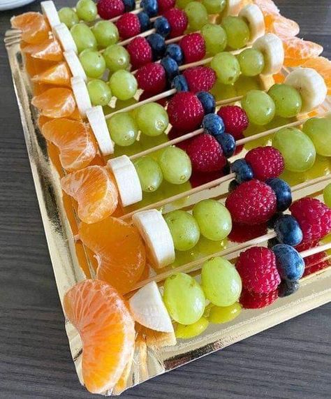 Make Ahead Christmas Appetizers, Γενέθλια Mickey Mouse, Healthy Summer Snacks, Fruit Kebabs, Fruit Platter Designs, Fruit Skewers, Party Food Buffet, Catering Ideas Food, Finger Foods Easy