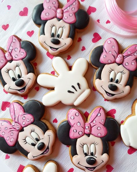 Minnie Mouse Themed Cookies, Minnie Mouse Biscuits, Minnie Mouse Decorated Cookies, Minnie Mouse Royal Icing Cookies, Biscotti Minnie, Icing Biscuits, Mouse Cookies, Minnie Mouse Cookies, Maya Art