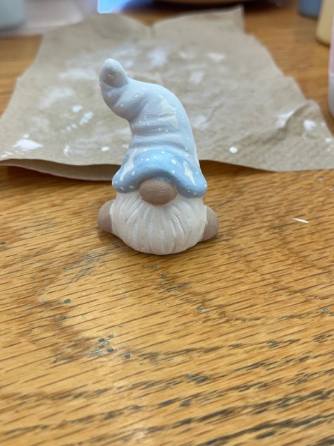 Easy Clay Gnome, Pottery Fairy Houses Ideas, Gnome Pottery Painting, Clay Garden Decor, Gnomes Aesthetic, Gnome Clay, Air Dry Clay Gnomes, Clay Gnomes Ideas, Ceramic Gnomes