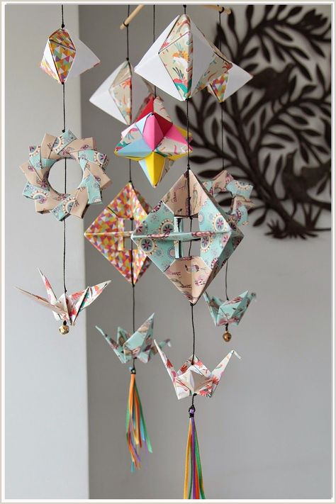 Learn how to turn paper into a beautiful and functional origami lamp. Mobil Origami, Paper Crane Mobile, Origami Garland, Origami Japanese, Simple Origami, Origami Mobile, Origami Tutorial Easy, Origami Ornaments, Origami Lamp