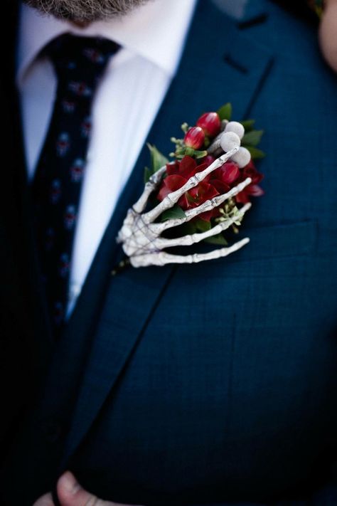 Halloween Tuxedo Wedding, Spooky Halloween Wedding Ideas, Halloween Wedding Inspiration, Gothic Elopement Ideas, Black Spooky Wedding, Gothic Halloween Wedding Decorations, Dark Spooky Wedding, Halloween Decorations Wedding Ceremony, Wedding Dark Aesthetic Ceremony Decor