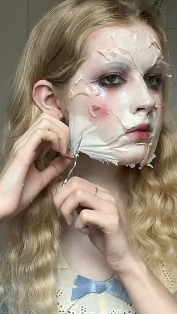 marli on Instagram: "cracked doll makeup process. the technique i used was inspired by @patmcgrathreal with layering peel of face masks! #makeup #makeuptutorial #patmcgrath #patmcgrathlabs #editorialmakeup #runwaymakeup #creativemakeup #specialfx" Porcelain Doll Face Makeup, Cracked Doll Face, Peeling Face, Cracked Doll Makeup Halloween, Cracked Porcelain Doll Makeup, Broken Porcelain Doll Makeup, Broken Doll Face, Cracked Doll, Uncanny Makeup