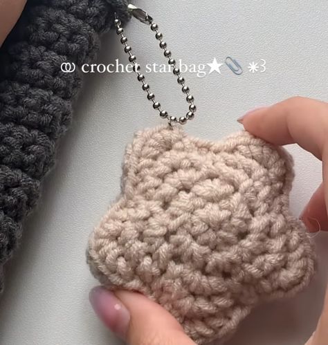 Star Wars Crochet, Crochet Inspo, Crochet Keychain, Diy Crochet Projects, Handmade Jewelry Diy, Crochet Chart, Love Crochet, Summer Crochet, Crochet Accessories