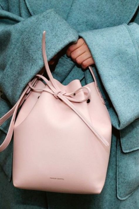 Love these colors                                                                                                                                                                                 More Bucket Bags Outfit, Nice Purses, Pink Handbag, Mode Tips, Blazer Outfit, Lv Bags, Stylish Handbags, Kelly Bag, Handbag Heaven