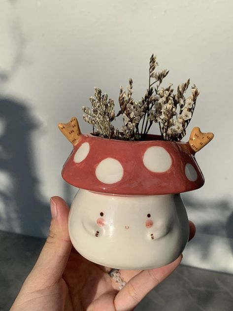 Ideas With Clay Aesthetic, Pottery Ideas Mushroom, Cottagecore Mushroom Aesthetic Room, Plant Pottery Ideas, Mushroom Clay Crafts, Clay Pot Designs Pottery Ceramic Art, Cute Easy Pottery, Interesting Plant Pots, Cute Ceramic Animals