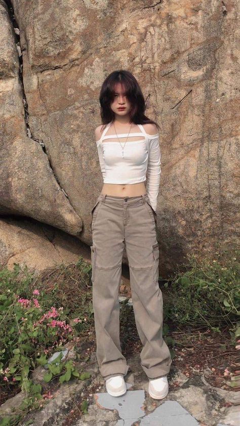 Relaxed Cargo Pants Outfit, Joji Concert, Swaggy Outfits, Korean Outfits, Casual Style Outfits, Lookbook Outfits, Dance Outfits, Grunge Outfits, Outfits Casuales