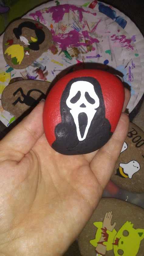 Scary Halloween Rock Painting Ideas, Rock Painting Ideas White Background, Scream Rock Painting, Ghost Face Painted Pumpkin, Stone Painting Halloween, Stranger Things Painted Rocks, Scream Pumpkin Painting Ideas, Pumpkin Painting Ideas Ghostface, Painting Ideas Ghostface