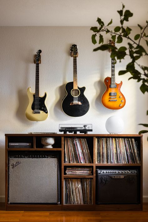 Guitar And Vinyl Wall, Guitar As Decor, Guitar Room Design, Music Corner Apartment, How To Display Guitars, Basement Music Studio Ideas, Guitar Rack Wall, Music Room Guitar, Gaming And Music Room