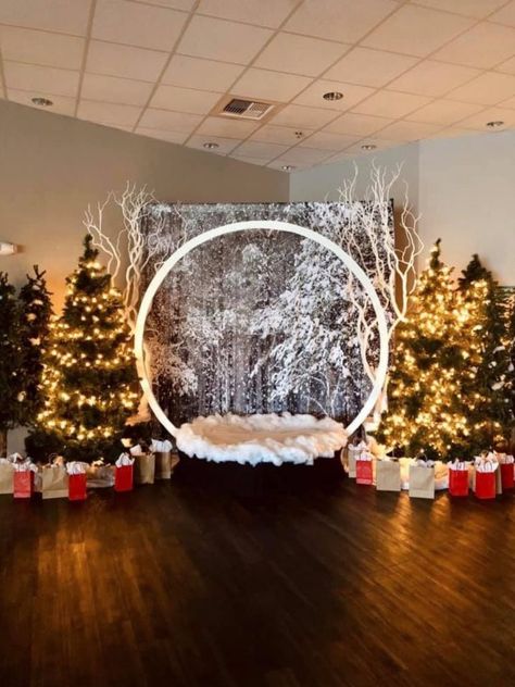 30 Christmas Photo Booth Ideas for a Magical Celebration Christmas Photo Booth Ideas, Winter Wonderland Christmas Party, Christmas Party Backdrop, Photo Booth Ideas, Photo Backdrop Christmas, Church Christmas Decorations, Christmas Stage, Christmas Photo Booth, Christmas Church