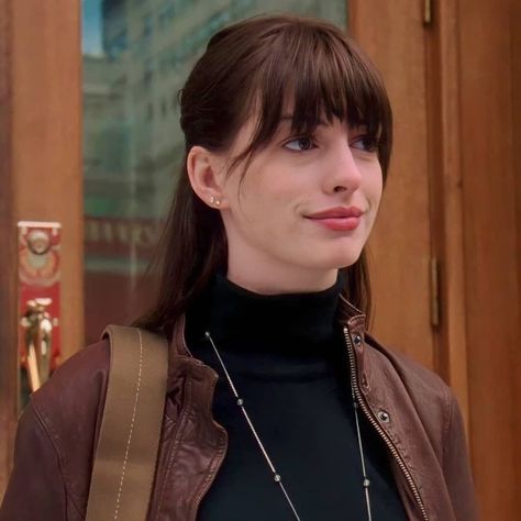 Anne Hathaway Bangs, Anne Hathaway Haircut, Andrea Sachs, Devil Wears Prada Outfits, Anne Hathaway Hair, 90s Model Aesthetic, Bride Wars, Brittany Murphy, Girly Movies