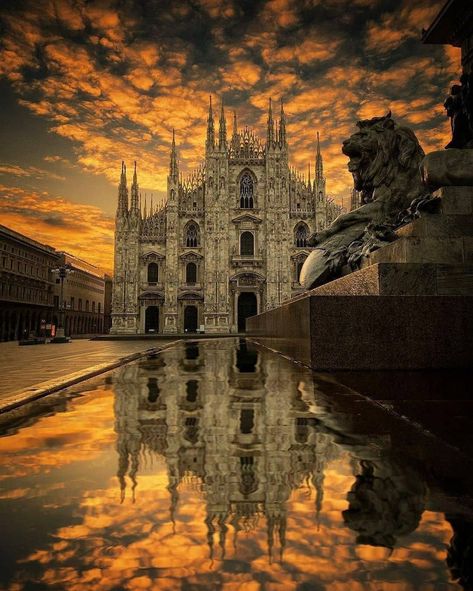 Italy Destinations, Gothic Cathedrals, Virtual Travel, Italy Travel Guide, Italy Vacation, Milan Italy, Beautiful Buildings, Beautiful Places To Visit, Best Vacations