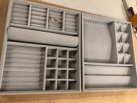 Closet Makeup Vanity, Jewellery Organisation, Earrings Holder, Jewelry Organizer Drawer, Organization Closet, Jewelry Trays, Dressing Room Closet, Jewelry Tray Organizer, Exercise Room