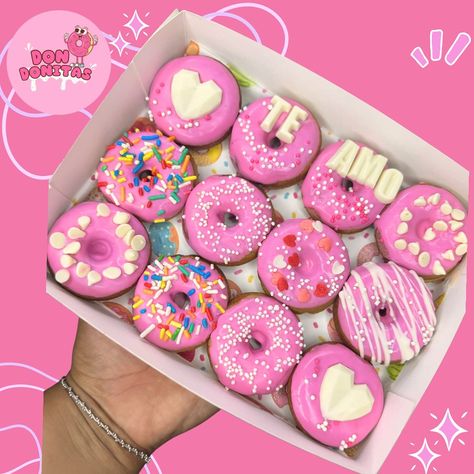 Y tú ya Regalaste Mini Donas😋😍? Será un detalle dulce, Bonito y Feliz que podrás dar 🍩🤍 Su sabor delicioso y el amor con el que hacemos nuestro trabajo🤤😍 será la recompensa de un buen detalle 🩷🥰 Puedes personalizarlo a tu gusto, en color y frase😍🩷 Gracias por preferirnos para Lindos momentos 😍❤️‍🩹 📍Domicilios en Cali 📲3217130910 Escríbenos #donitas #dondonitas #minidonas #minidonas🍩 #donaspersonalizadas Cake Donut, Chocolate Donuts, Mini Cake, Donut Glaze, Dark Chocolate, Cali, Donuts, Cake, Color