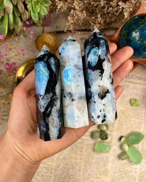 Crystal Vibes, Stone Ornaments, Pretty Rocks, Cool Rocks, Crystal Healing Stones, Minerals And Gemstones, Rocks And Gems, Crystal Collection, Gems And Minerals