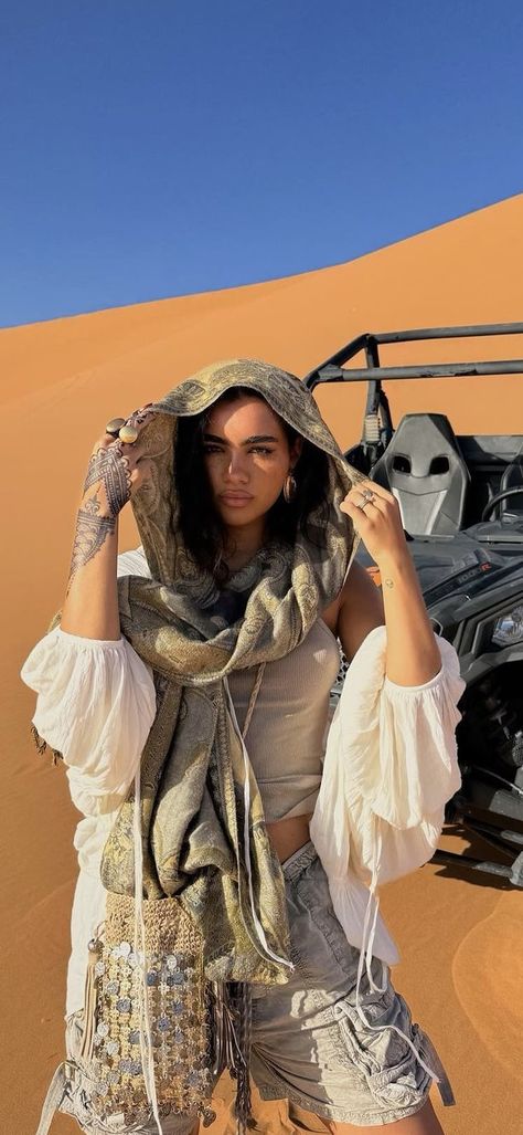 Sahara Outfit, Sahara Desert Outfit Women, Dessert Safari Dubai Outfit, Egypt Travel Outfit, Marrakesh Outfit, Desert Safari Poses, Desert Head Scarf, Sahara Desert Outfit, Dubai Desert Outfit