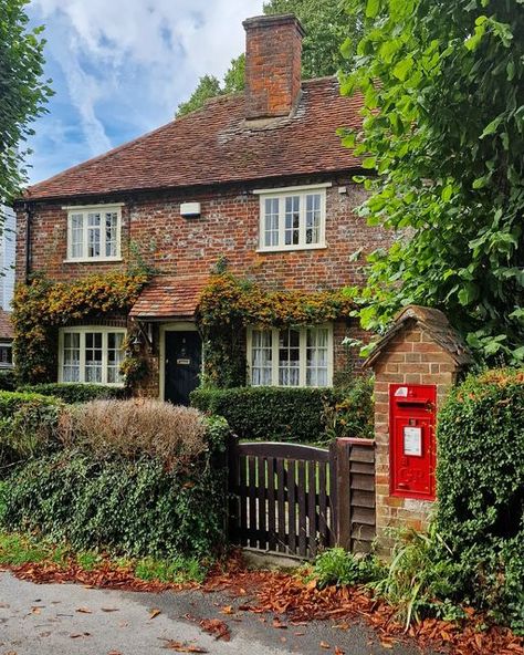 British House Decor, Buckinghamshire Houses, English Cottage Countryside, British Houses Interior, British Countryside House, Narrowboat Life, English Autumn, English Style House, Brown Cottage